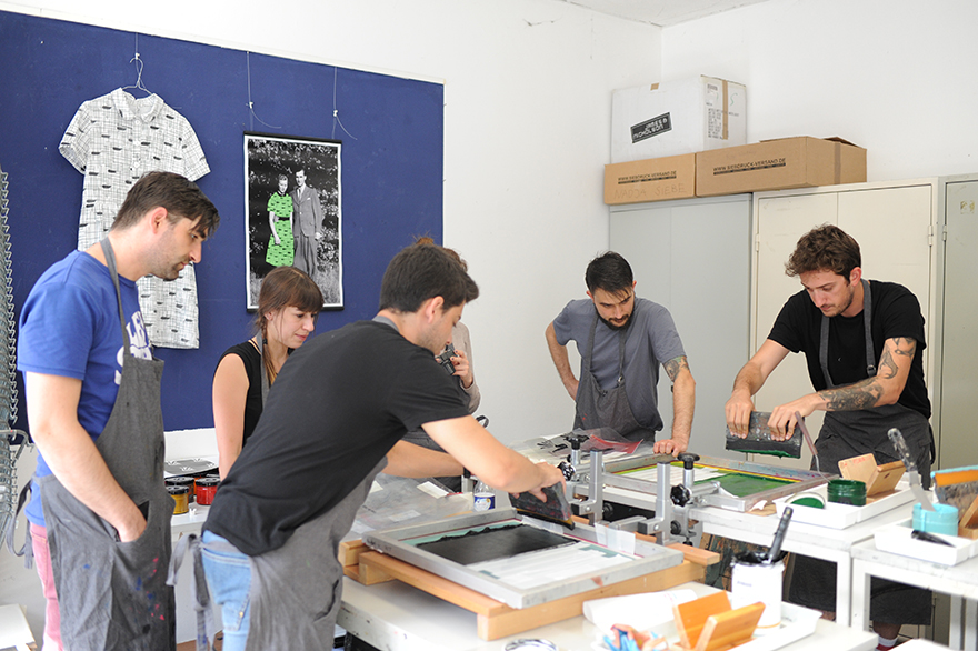 Grafikdesign Studierende beim Siebdrucken