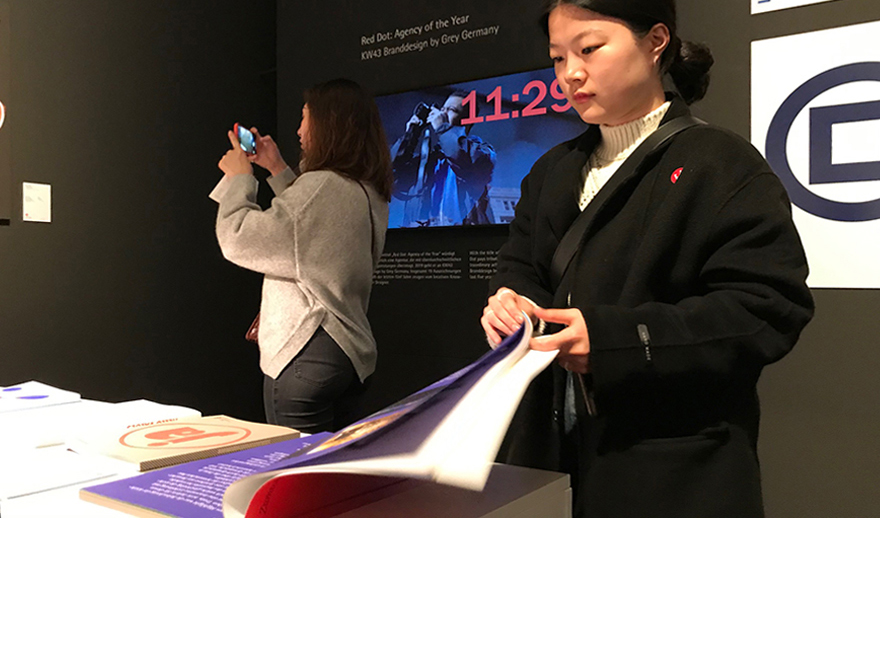 Grafikdesign Studierende besuchen die Red Dot Ausstellung