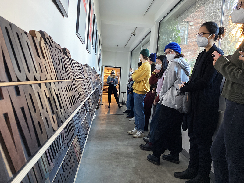 Doppelter Atelierbesuch für Grafikdesignstudenten