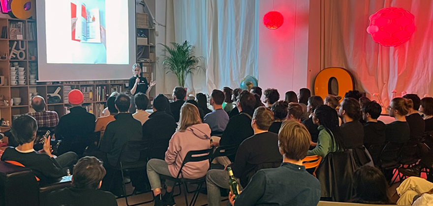 Grafikdesign Absolventin trägt bei TypeThursday vor