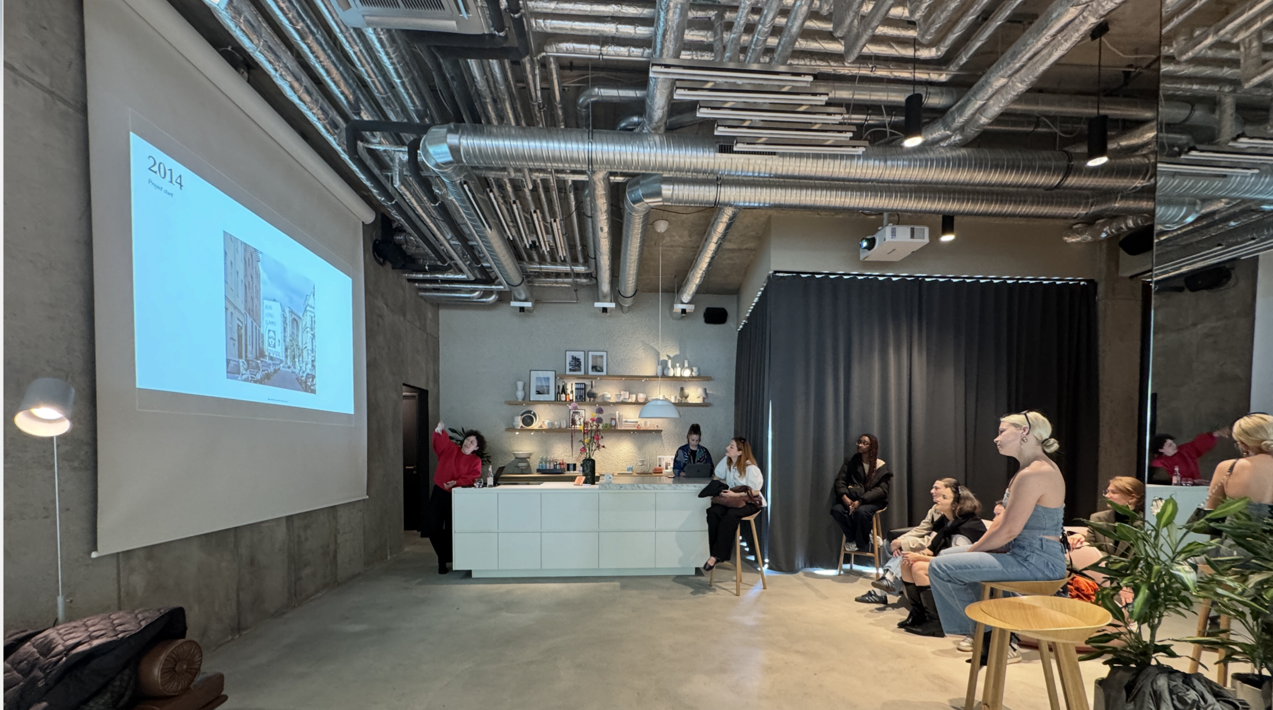 Brücke zwischen Theorie und Praxis: Exkursionen zu Tacheles und Atelier Gardens